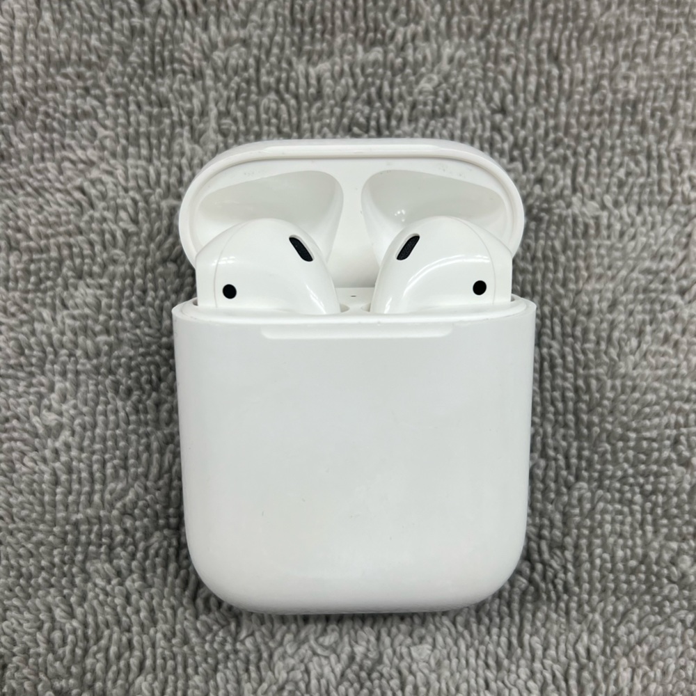 Apple AirPods 1st Generation In-Ear Headsets with Charging Case - White with box